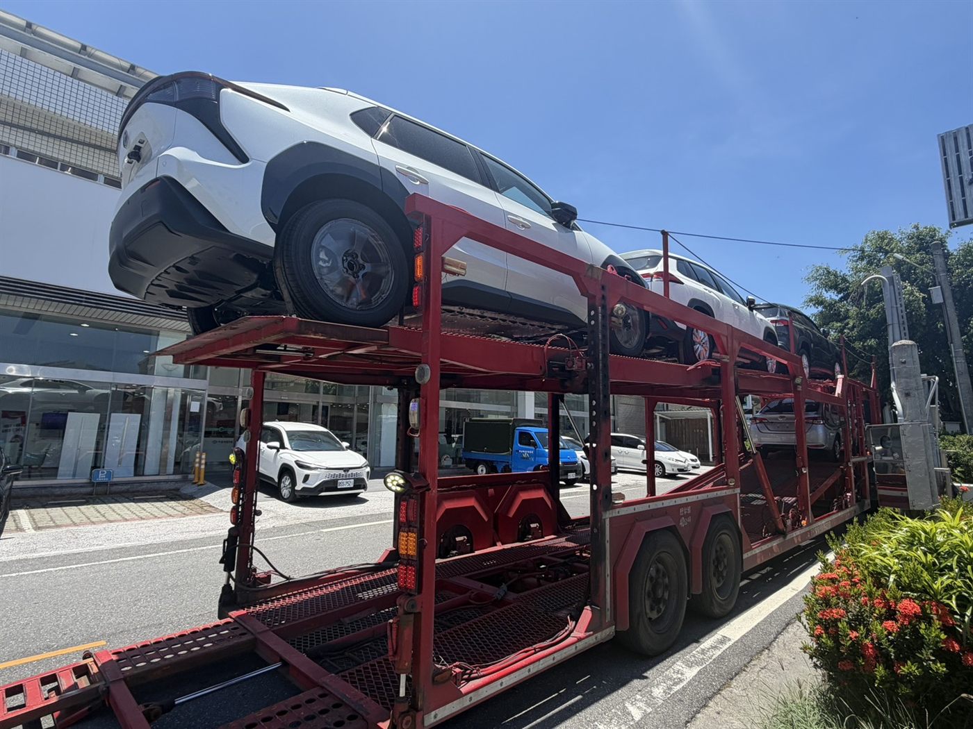 板車滿載新車抵達汽車經銷商展示中心