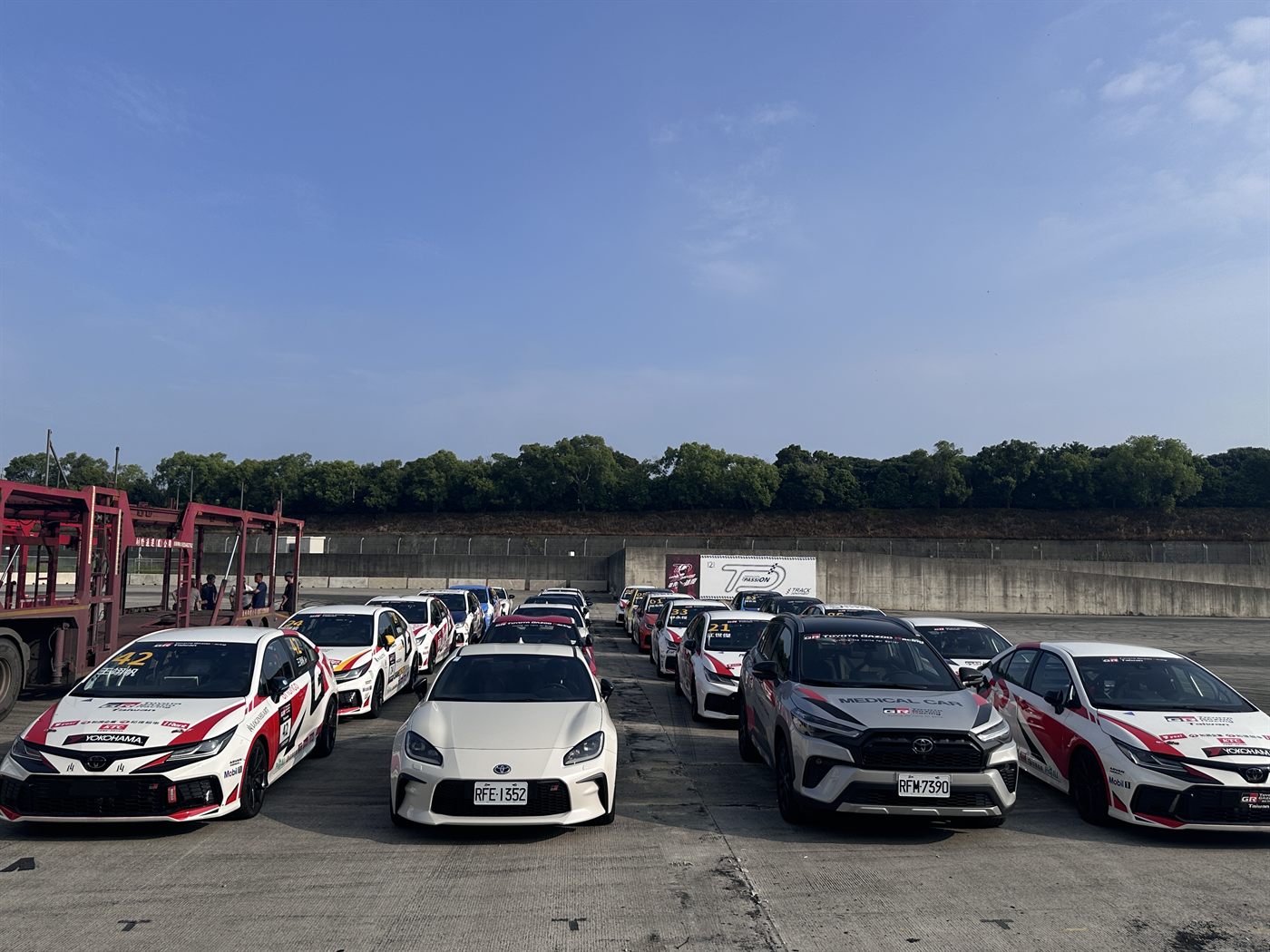 賽車運抵賽道後於場邊排列待命
