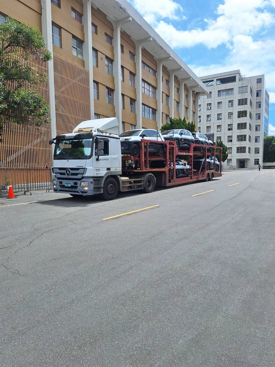 利隆板車載運警用車輛抵達勤務駐地