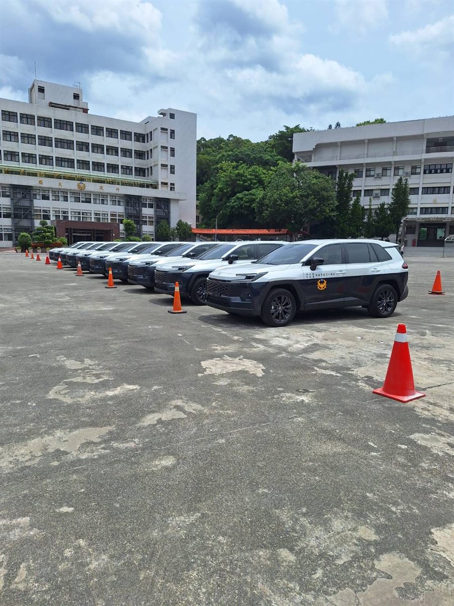 整批新進警車完成交付排列於駐地