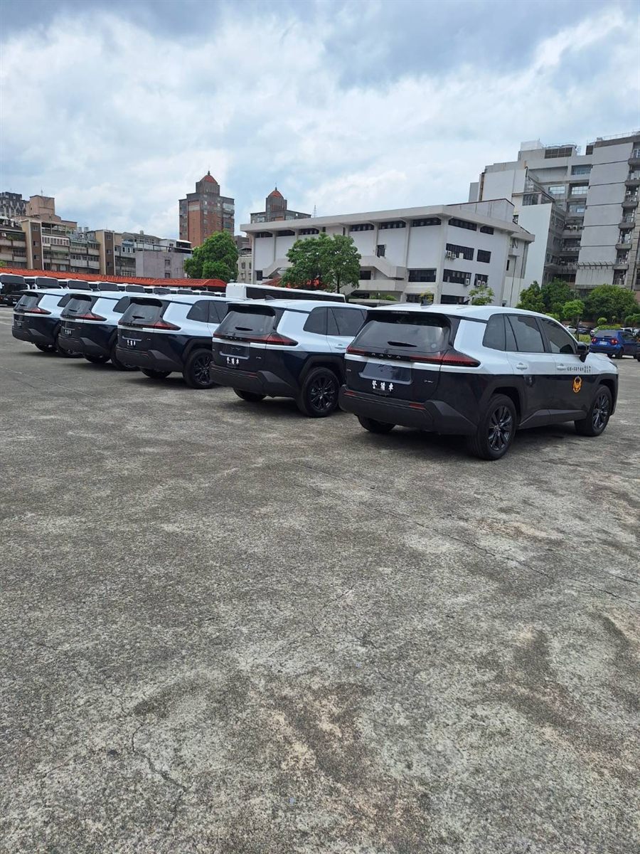 警用車輛卸載後於駐地排列