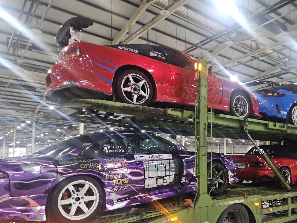 板車載運多輛改裝車與競技車輛進入車展會場