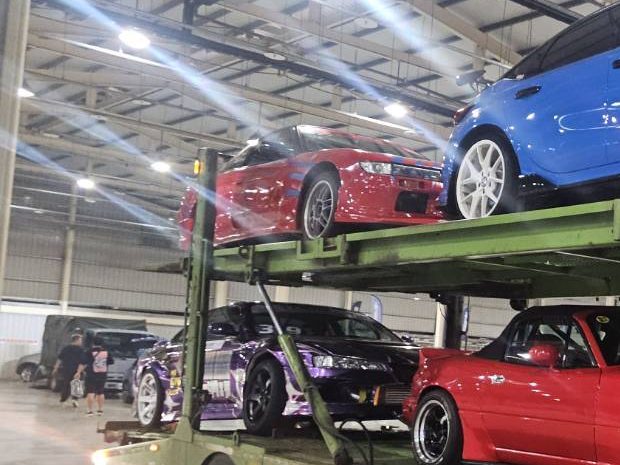 改裝車輛分層固定於板車上等待卸載布展