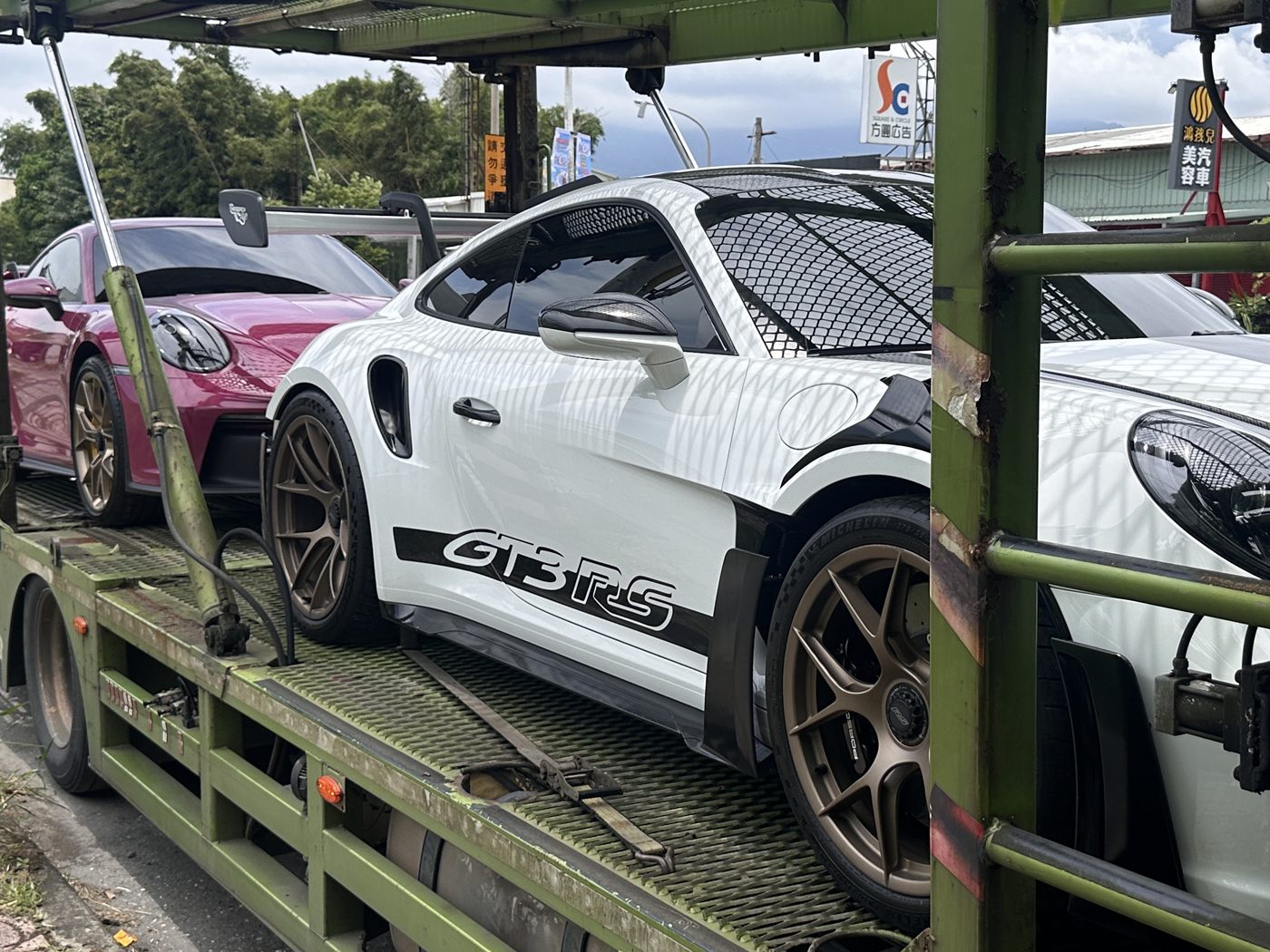 頂級跑車固定於板車上準備運送