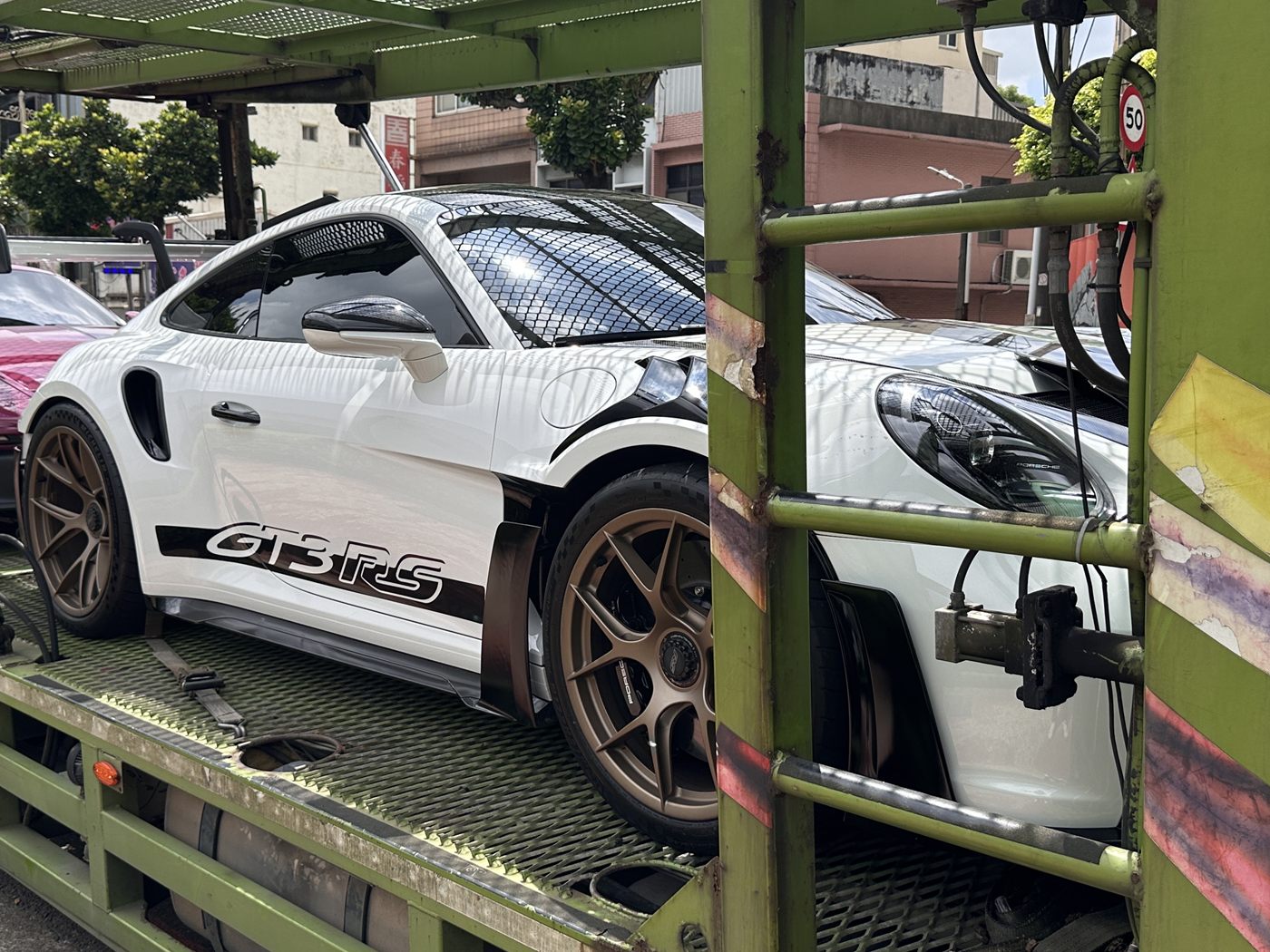 板車同時載運多輛高性能跑車