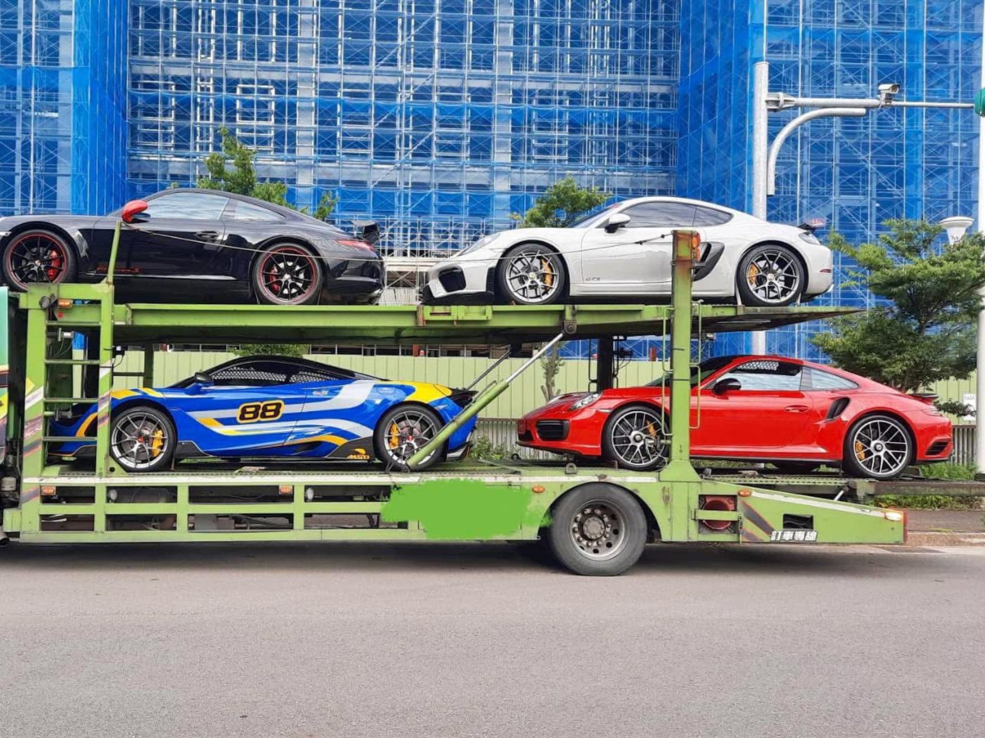 板車單趟載運四輛不同車型的頂級超跑