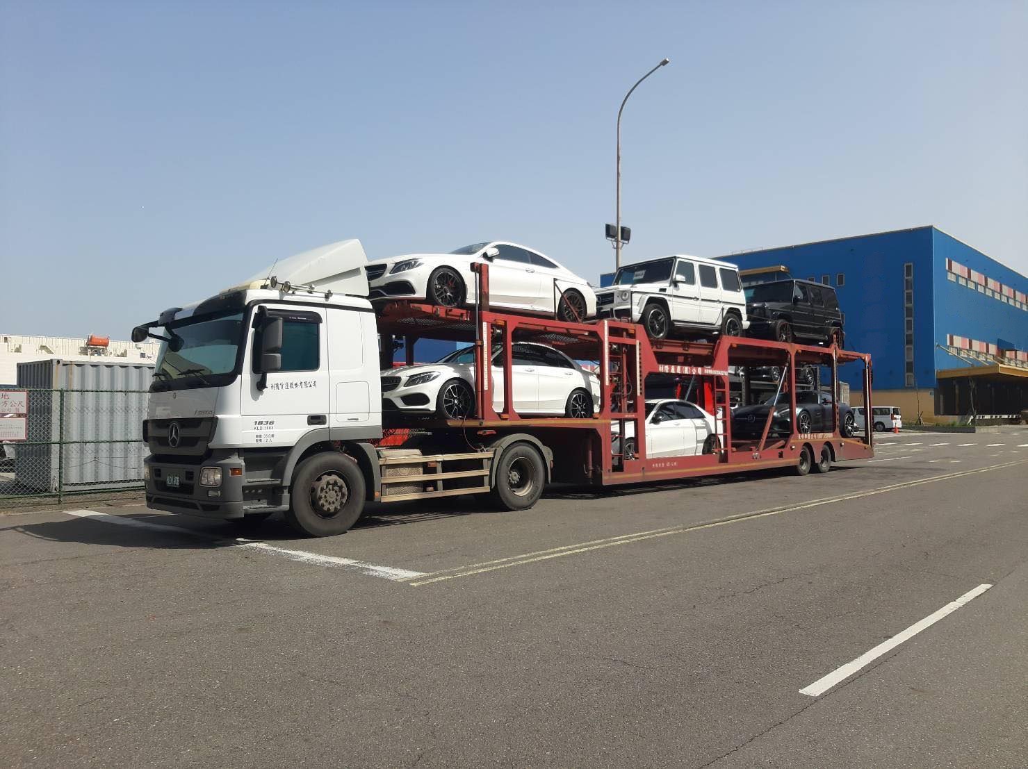 利隆汽車運輸的板車滿載新車，準備出車運送